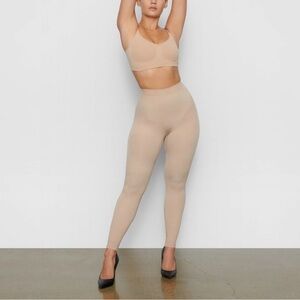 NWOT SKIMS Sculpting Leggings Shapewear small Clay